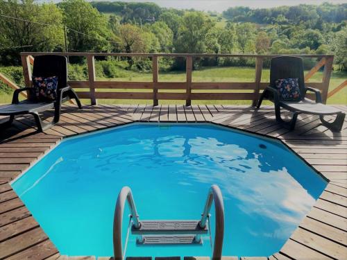 Plazacにある2 PRIVATE POOL with Stunning Views!!のデッキにある2脚の椅子が置かれた大きなプール