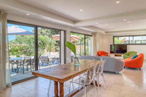 Akwabay - Les Villas du Cap في لو لا فاندو: غرفة معيشة مع طاولة وكراسي