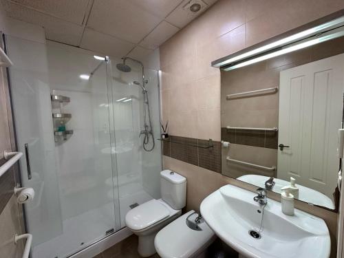 La salle de bains est pourvue de toilettes, d'un lavabo et d'une douche. dans l'établissement El Atico de los INGLESES by Cadiz4Rentals, à Cadix