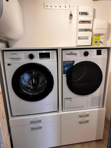 deux lave-linge assis l'un à côté de l'autre dans l'établissement Maison coeur de ville Montchanin, à Montchanin
