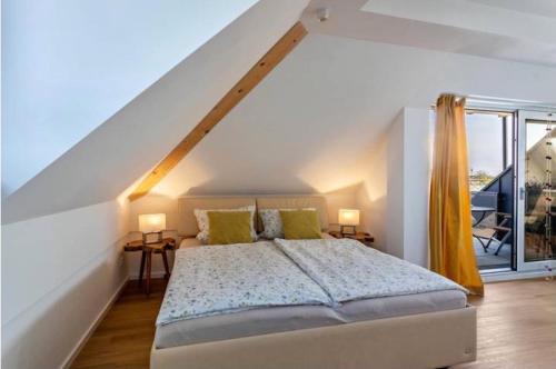 Postel nebo postele na pokoji v ubytování Charmante Dachgeschosswohnung mit Balkon