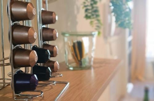 - un bouquet de bouteilles de vin sur un comptoir dans l'établissement Appartement de Style - Rue Piétonne - Centre Ville, à Caen