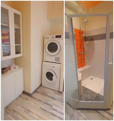 une salle de bain avec une machine à laver et un lave-linge dans l'établissement Appartement de Style - Rue Piétonne - Centre Ville, à Caen