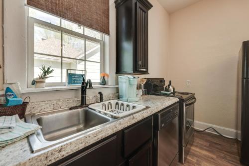 Η κουζίνα ή μικρή κουζίνα στο Springfield Home Less Than half Mi to Commercial Street!