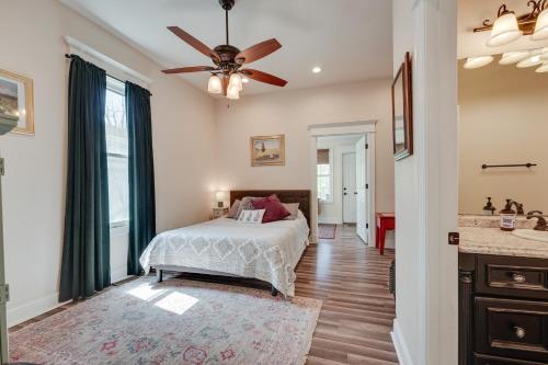 Ένα ή περισσότερα κρεβάτια σε δωμάτιο στο Springfield Home Less Than half Mi to Commercial Street!