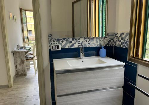 uma casa de banho com um lavatório e um espelho em Casa degli Ulivi em Porto Santo Stefano