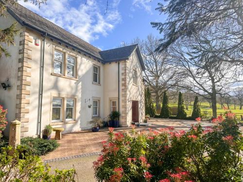 una casa blanca con un jardín delante de ella en Arden Country House, en Linlithgow