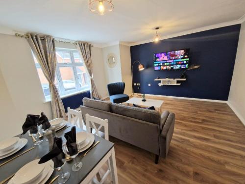 un soggiorno con divano e TV a parete di Impeccable 2-Bed Apartment in Newcastle upon Tyne a Newcastle upon Tyne
