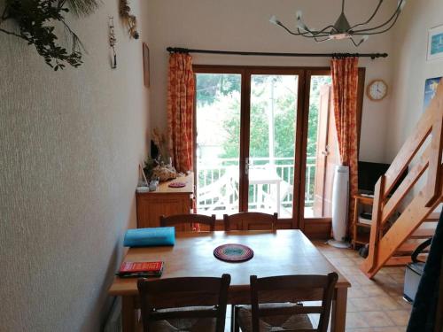 une salle à manger avec une table et des chaises en bois dans l'établissement La Franqui Appartement cozy deux chambres, à Leucate