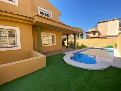 uma casa com piscina no quintal em Villa Benidorm Levante Beach em Benidorm