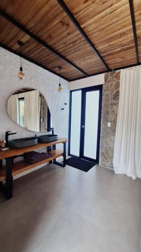a living room with a table and a mirror at Colores de la Sierra in Minca