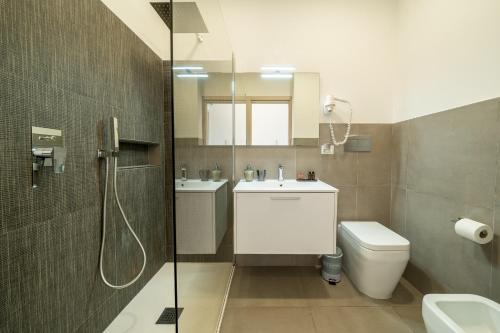 Un baño de Poseidon Rooms