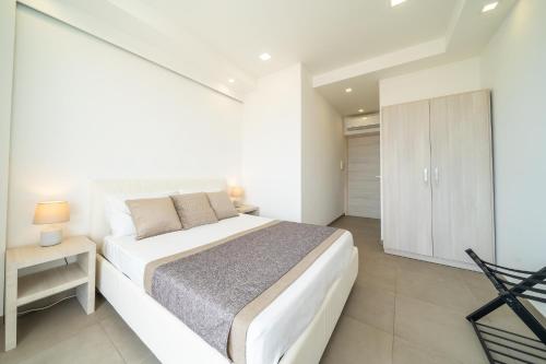Una cama o camas en una habitación de Poseidon Rooms