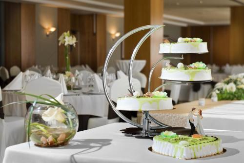 a bride and groom standing on a table with wedding cakes at Elba Vecindario Aeropuerto Business & Convention Hotel in Vecindario