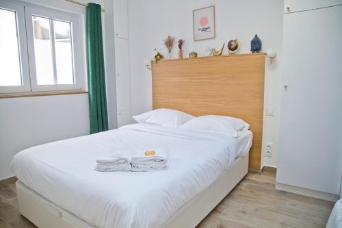 une chambre avec un lit avec deux serviettes dessus dans l'établissement Perfect Modern Apt Saint Germain - Prince 1, à Paris