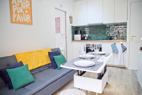 un salon avec un canapé et une table dans l'établissement Perfect Modern Apt Saint Germain - Prince 1, à Paris