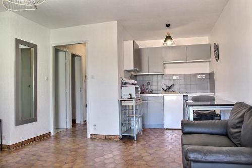 une cuisine et un salon avec un canapé dans l'établissement PIN ROLLAND, à Saint-Mandrier-sur-Mer