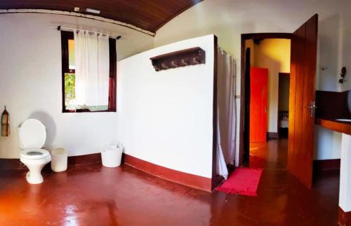 an empty room with a toilet and a doorway at Hotel Fazenda Primavera da Serra in Brotas