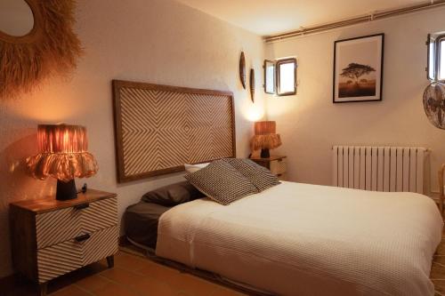 Villa Alella في أليلا: غرفة نوم بسرير ابيض ومصباحين