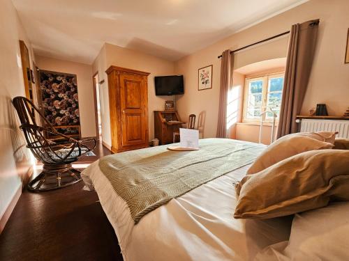 מיטה או מיטות בחדר ב-Auberge de Chanteuges