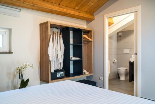 1 dormitorio con puerta que da a un baño en I Due Mori - Luxury Rooms en Giardini Naxos