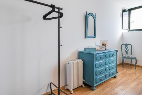 Habitación con cómoda azul y radiador en Centenary Oporto Cosy - Room 7, en Oporto