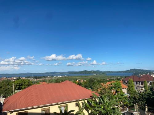 Blick auf ein Gebäude mit rotem Dach in der Unterkunft HA Luxury Air B&B in Kampala