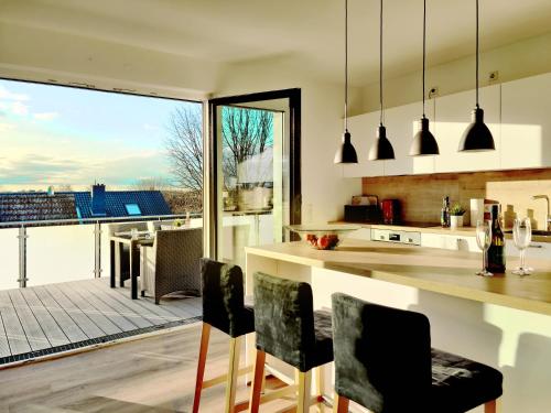 a kitchen with a view of a patio at Luxus-Penthouse mit Whirlpool bei Hannover in Burgwedel