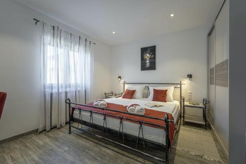 - une chambre avec un lit et une grande fenêtre dans l'établissement Villa Ingrid in Buzet - Haus für 6 Personen, à Buzet