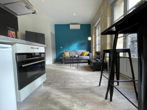 um quarto com uma cozinha e uma sala de estar em Studios Climatises en centre Ville em Bordeaux