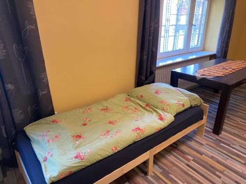 a small bed in a room with a table at Monteurroom 1 Hannover-Ronnenberg in Ronnenberg