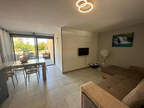 un salon avec un canapé et une table dans l'établissement Appartement T2, à Saint-Cyprien