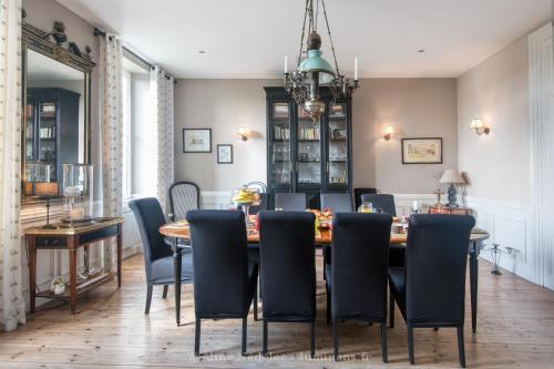 une salle à manger avec une table et des chaises dans l'établissement La maison de Joséphine - Demeure familiale - 4*, à Île-d'Aix