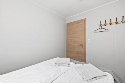 Dormitorio blanco con cama y armario en Rauðafell apartment, en Hvolsvöllur