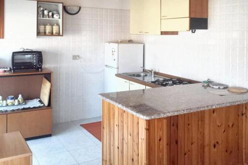 una cucina con piano di lavoro e frigorifero di 2 bedrooms apartement with balcony at Teulada a Teulada