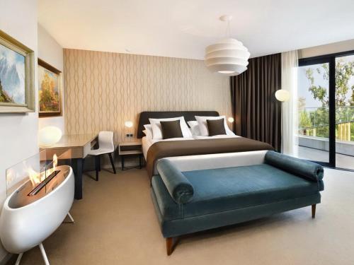 sypialnia z 2 łóżkami, stołem i wanną w obiekcie Hotel Lomnica w Tatrzańskiej Łomnicy