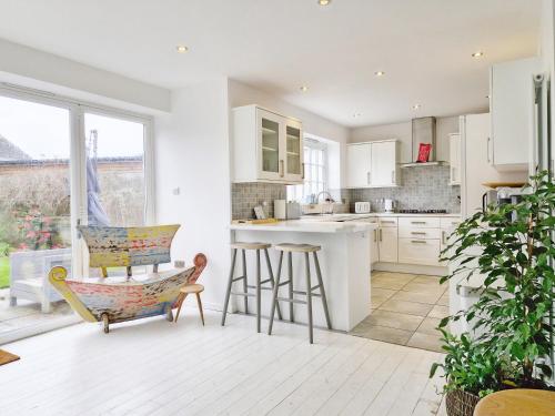 Una cocina o cocineta en The Beach House - Wittering