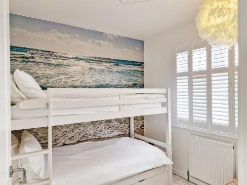 Una cama o camas en una habitación de The Beach House - Wittering