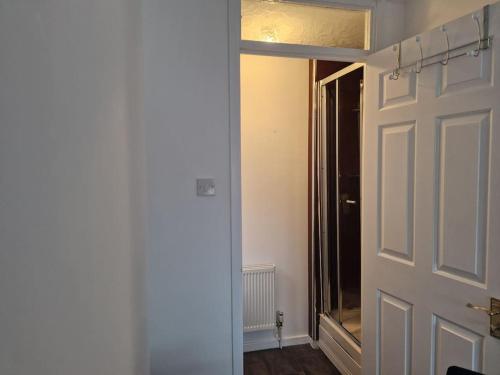 una habitación vacía con una puerta y un pasillo en Charming 3Bed House in Strood en Wainscot