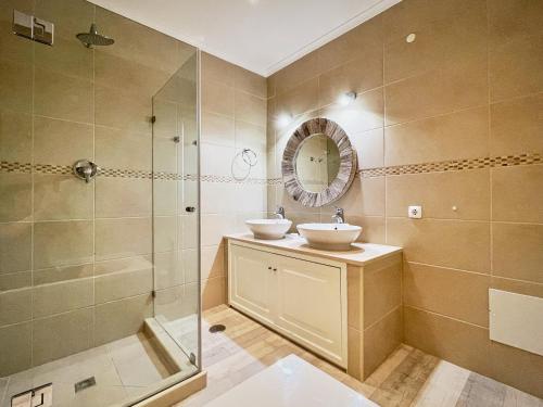 a bathroom with two sinks and a shower at 414 Casa Colina Mar in Salema