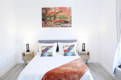 une chambre avec un lit et deux tables de nuit dans l'établissement Cozy Stylish Apartment near Newark, NJ Airport, à Elizabeth