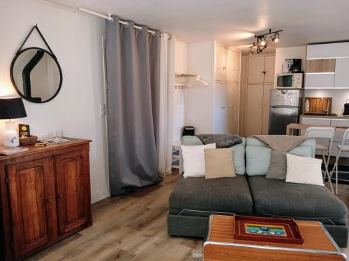 un salon avec un canapé et une table dans l'établissement Le Rivage bord de mer parking wifi linge en option, à Arzon