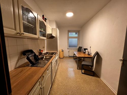 eine Küche mit einem Waschbecken und einem Tisch darin in der Unterkunft Mitten im Herzen von Magdeburg in Magdeburg
