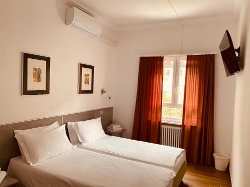 Schlafzimmer mit einem Bett und einem Fenster in der Unterkunft Hotel Garni Montaldi in Locarno