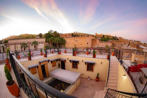 uma vista a partir da varanda de um edifício em Riad Sekaya Fez em Fez
