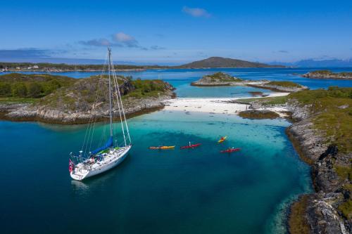 eine Luftansicht eines Segelboots im Wasser in der Unterkunft Weekend liveaboard sailing tour in Harstad