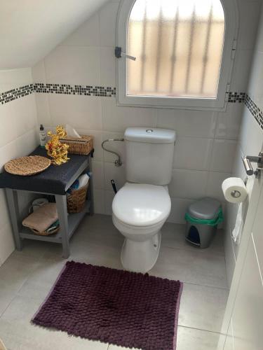 a small bathroom with a toilet and a window at Casa Sortino Rizzo in San Miguel de Salinas
