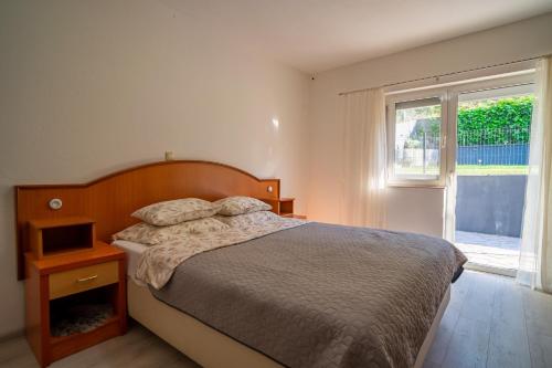 1 dormitorio con cama y ventana en Villa Apa, en Runović