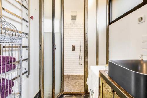 een badkamer met een wastafel en een douche bij Maison, centre ville, terrasse, parking, calme in Sète