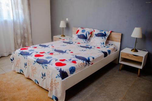 1 dormitorio con 1 cama con edredón azul y blanco en VILLA MAHATSINJO, en Antsiakambony